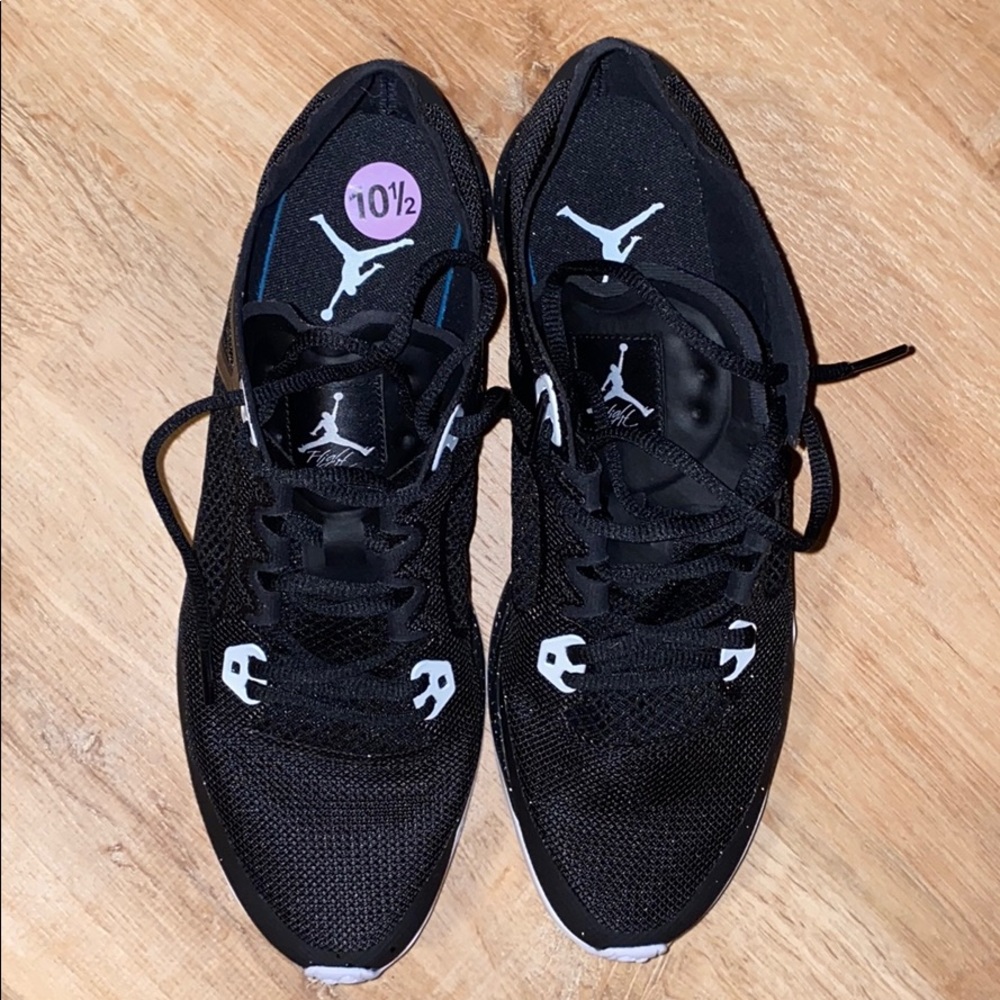 Black Jordan’s with white splatter paint - Picture 6 of 6